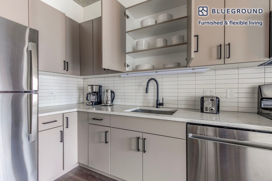 Building Photo - 411 W Chicago Ave