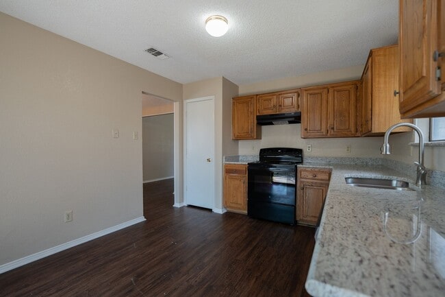 Building Photo - Freshly Updated 3-Bedroom Home on a Corner...