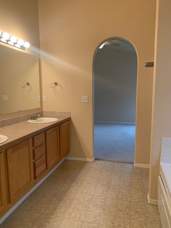 Building Photo - Great 3BD 2.5BA Fisher's Landing! Large Fe...
