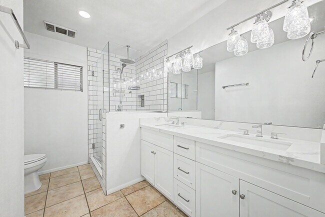 Building Photo - Great Tempe Home with Diving Pool