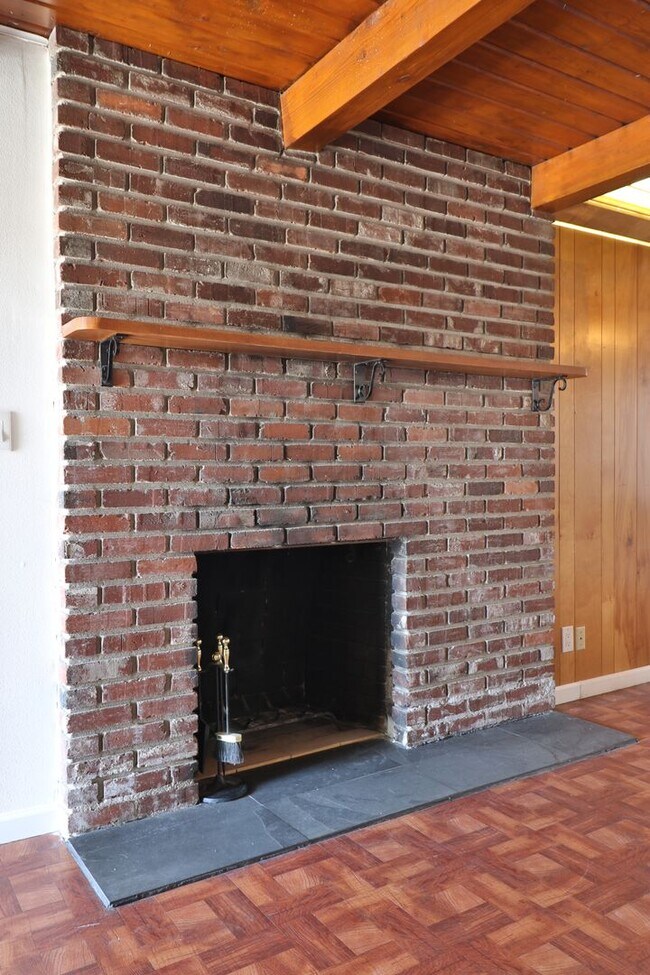 Building Photo - Roommate- Friendly 4 bedroom, 2 Bath Home Near UNR