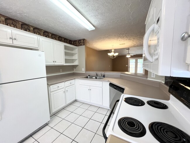 Building Photo - 623 Belle Court