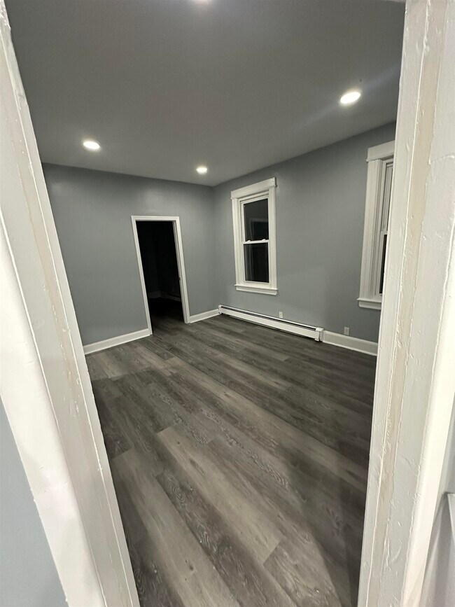 Building Photo - 313 Pearsall Ave