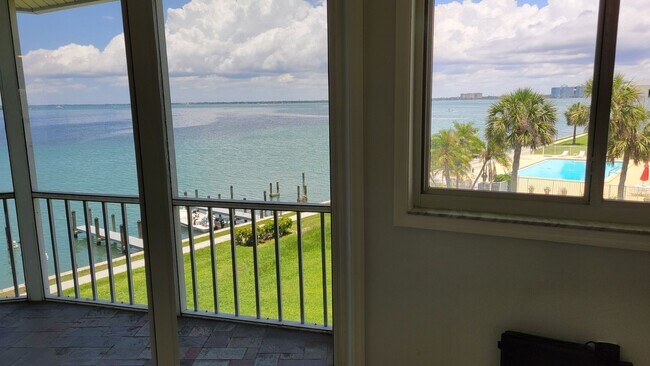 Building Photo - Annual UNfurnished top floor Bay front 2/2 condo with full views of Sarasota Bay
