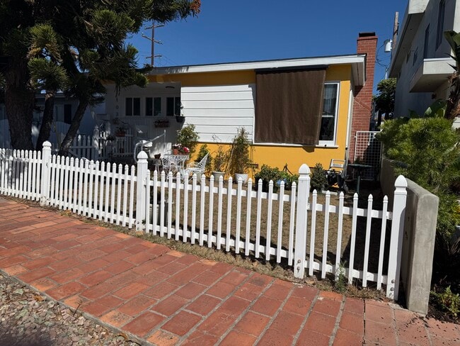 Building Photo - 105 Avenida Aragon