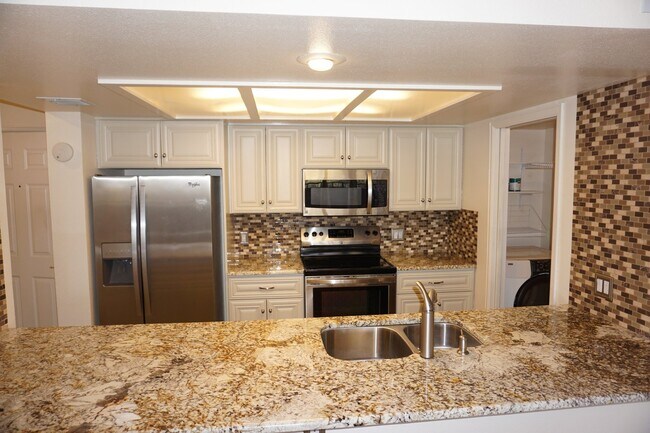 Building Photo - Lovely Mountain Condo!!