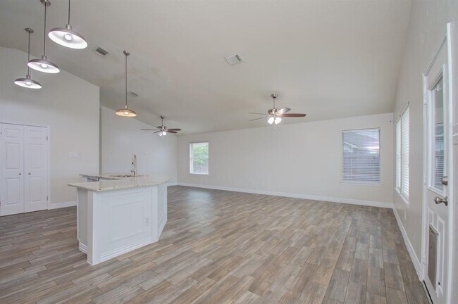 Building Photo - 10327 Ponderosa Pine St
