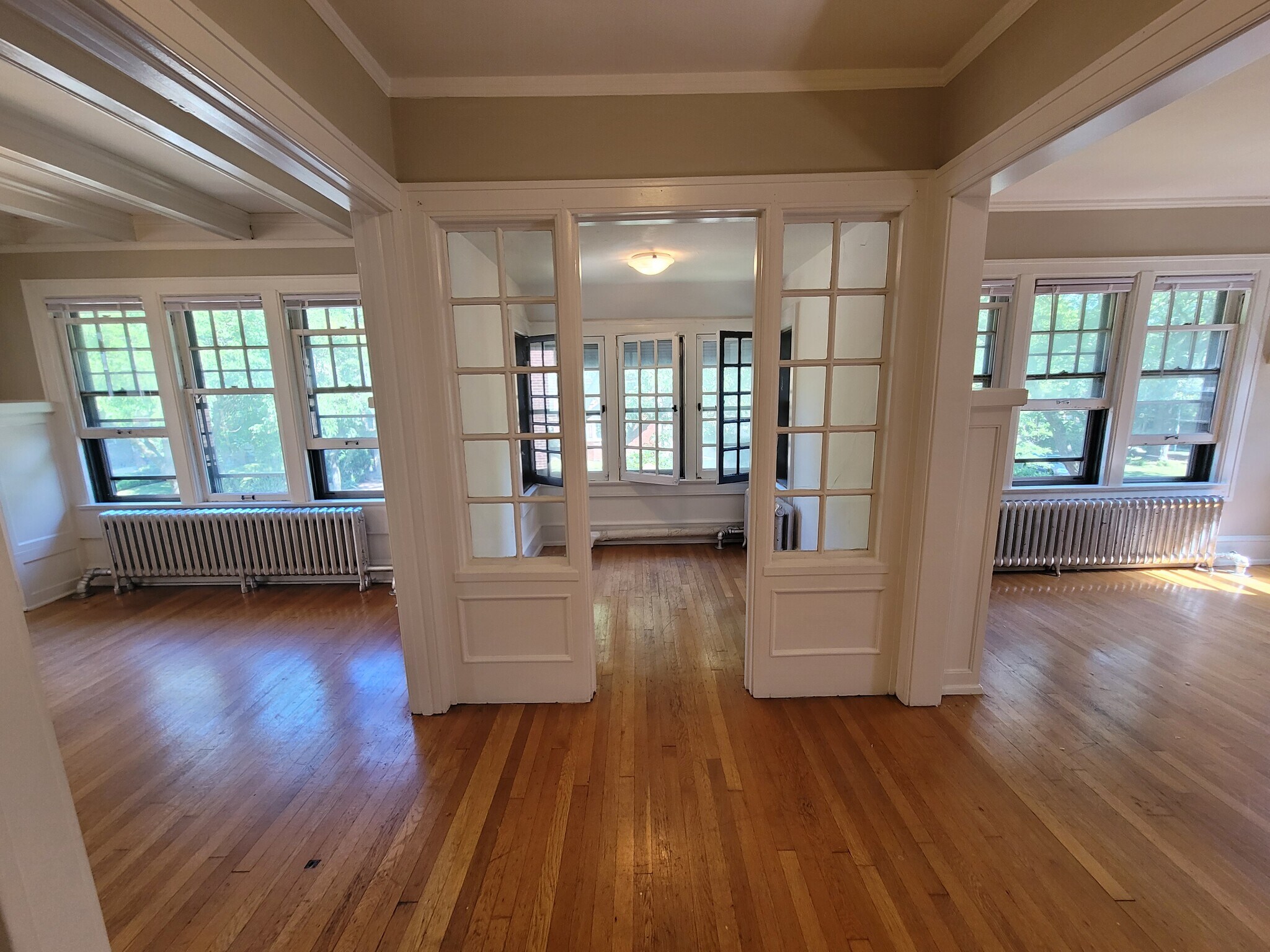 Building Photo - 2541 N Lake Dr