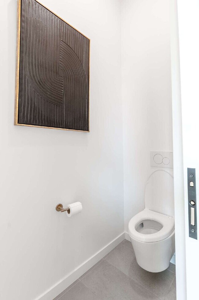Building Photo - Modern Luxury Rental with Unobstructed Fla...