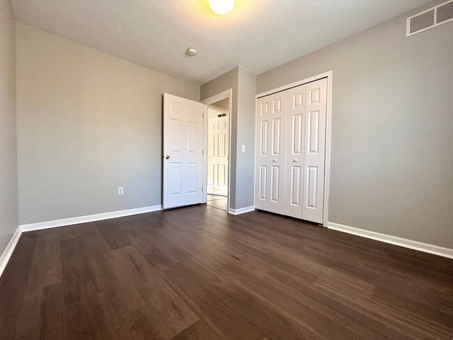 Building Photo - 3 Bedroom Home in Forest Hills Schools!