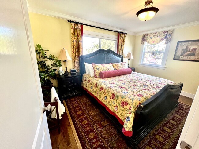 Building Photo - Charming 2 bed 1 bathroom unit in Pacific ...