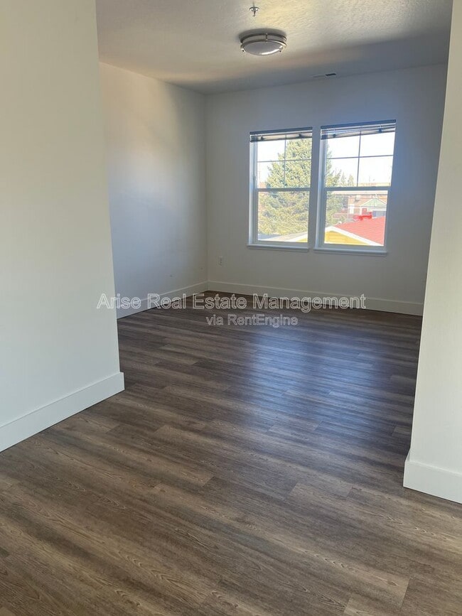 Building Photo - 1510 SW Juniper Ave