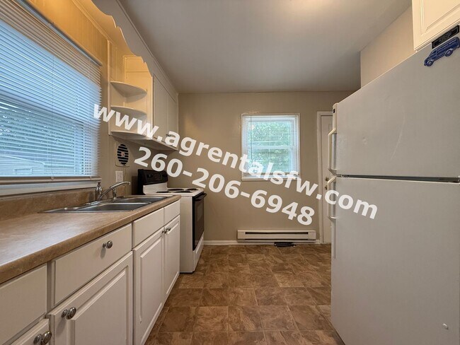 Building Photo - 3 Bedroom House