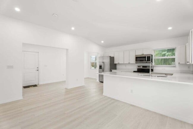 Building Photo - 121 S Lake Dr