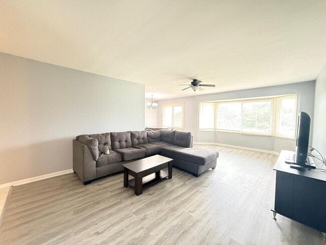Building Photo - 3108 Roberts Dr