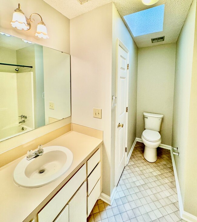 Building Photo - Charming two bedroom, two bathroom home at The Lakes in North Charleston!