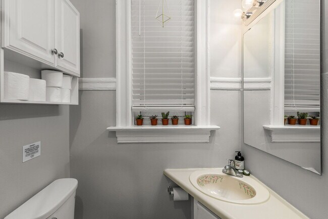 Building Photo - 2819 Shenandoah Ave