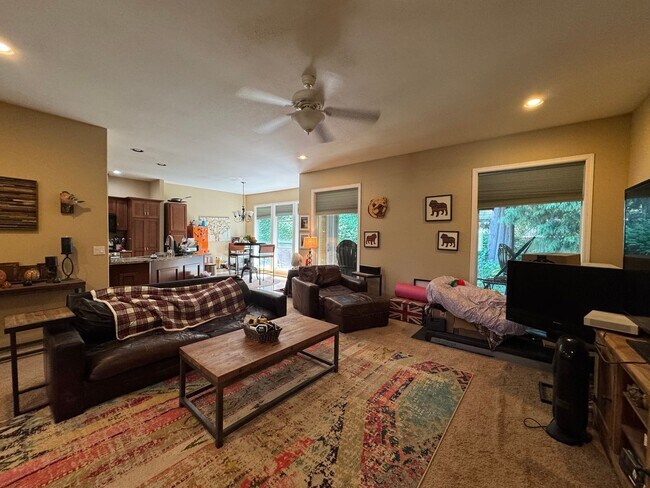 Building Photo - 3 Bedroom, 3 Bathroom House - Walking distance to the beach