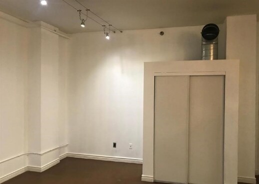 Building Photo - 215 W 7th St