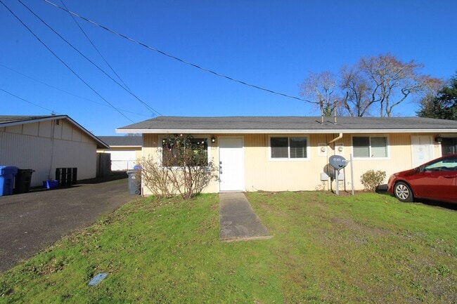 Building Photo - 6237-6239 SE Fern Ave