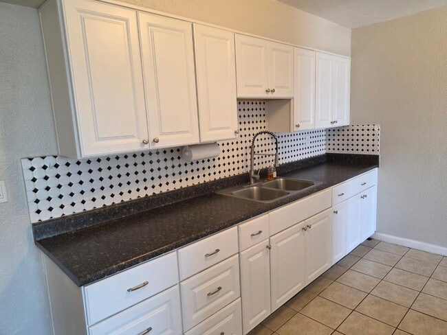 Building Photo - 1320 W Sahuaro Dr