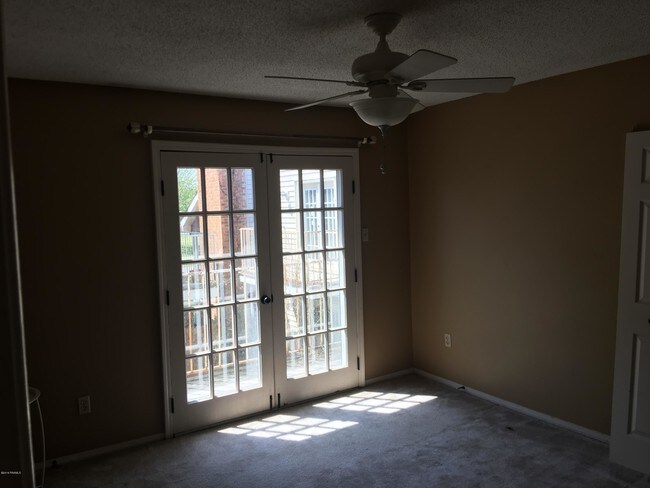 Building Photo - 100 Teal Ln