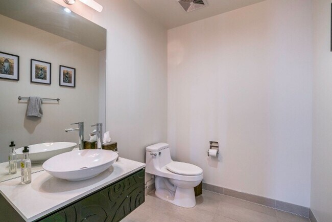 Building Photo - Stunning Multi-Level Penthouse 2 bed - 2.5 bath in Fabulous Beverly Hills Location