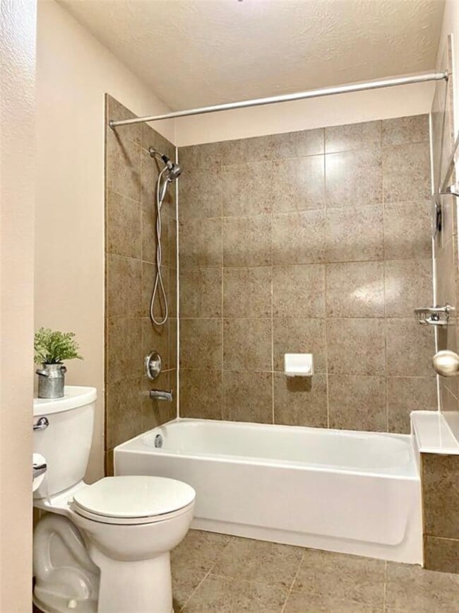 Building Photo - 1511 Village Townhome Dr