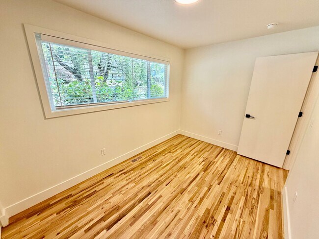 Building Photo - Freshly Remodeled 5bd/2.5bath Home w/ Daylight Basement in Heart of Multnomah Village