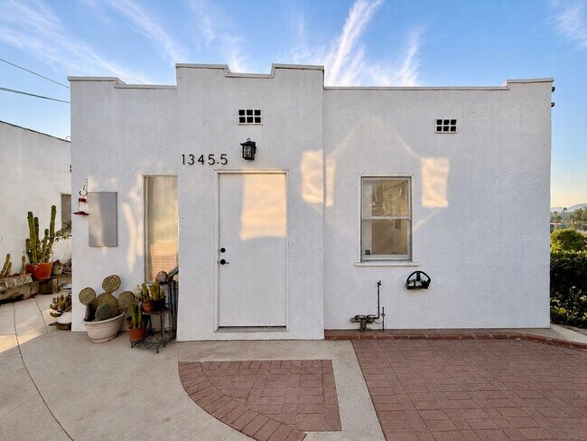 Building Photo - 1343 Quintero St