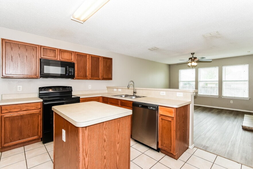 Building Photo - 1112 Alexandria Dr