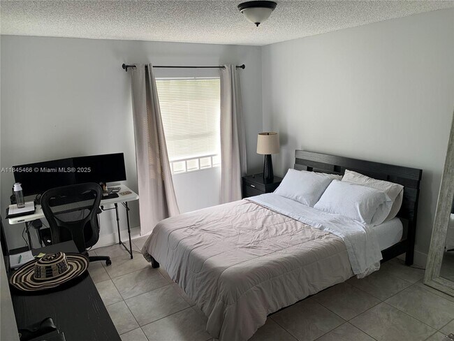 Building Photo - 9999 Summerbreeze Dr