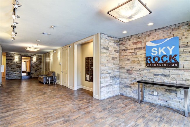 Building Photo - 2800 Sandage Ave