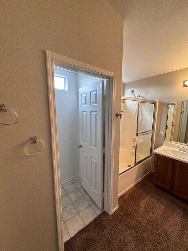 Building Photo - 3Bed/2.5Bath/2Car Residence located in North Las Vegas gated community!
