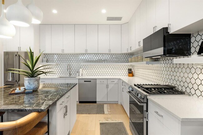 Building Photo - 1304 Comal St