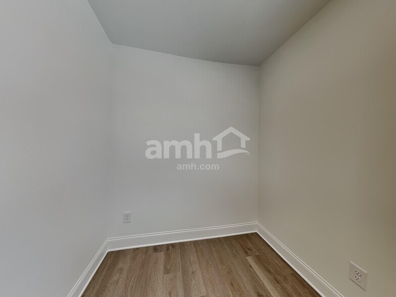 Building Photo - 472 Pointe Dr