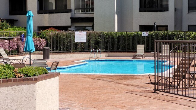 Building Photo - Resort style living - 2 Bd/2Ba 1,112 SqFt Condo