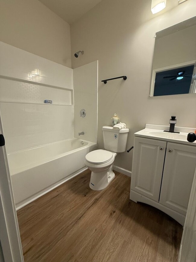 Building Photo - Beautifully updated & in great location