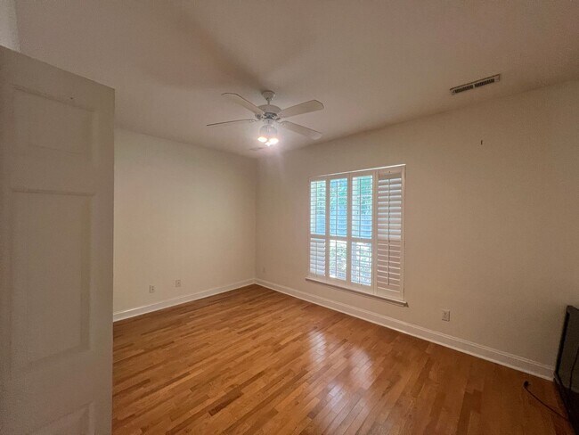 Building Photo - 1600 Sturdivant Dr