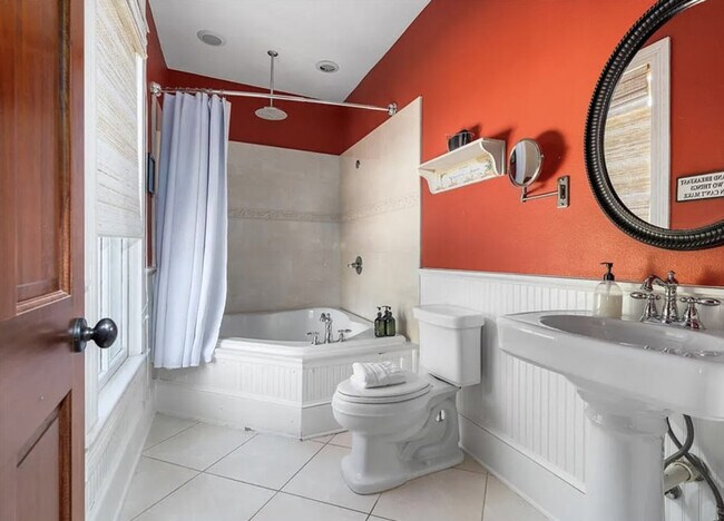 Building Photo - 205 SE 7th St