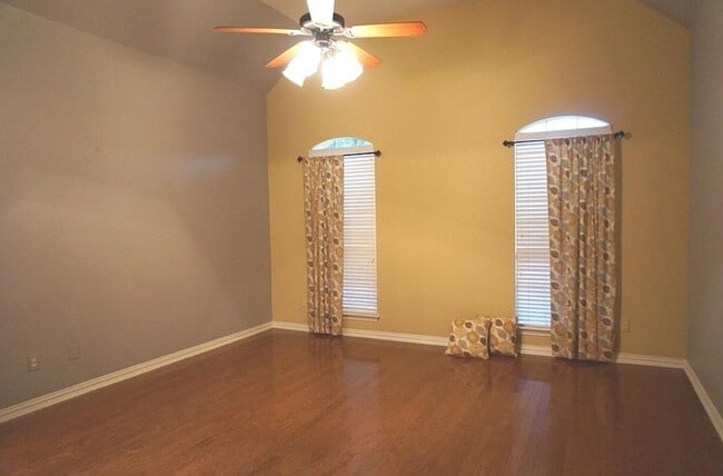 Building Photo - 935 Panther Ln
