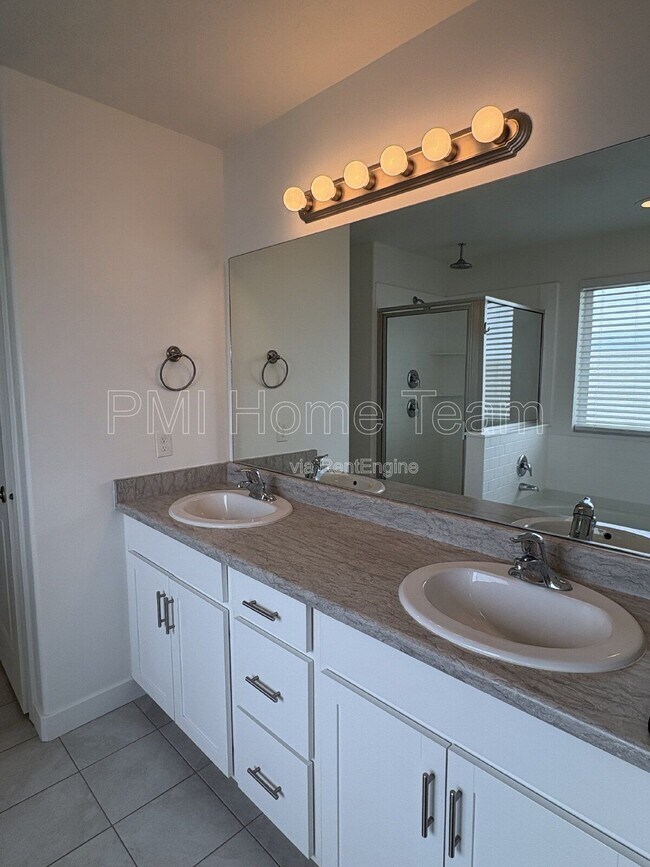 Building Photo - 1616 W Parkview Dr