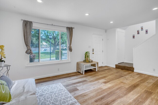 Building Photo - 4252 Comet Cir