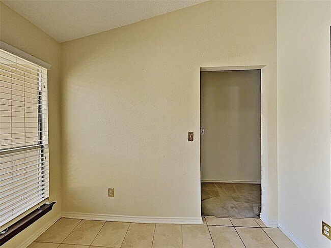 Building Photo - 1601 E Spring Valley Rd
