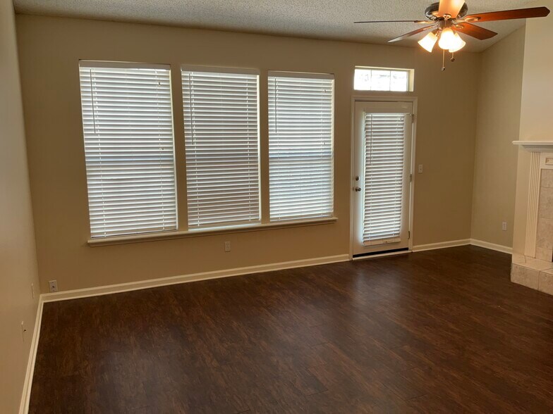 Building Photo - 2711 Salina Ct