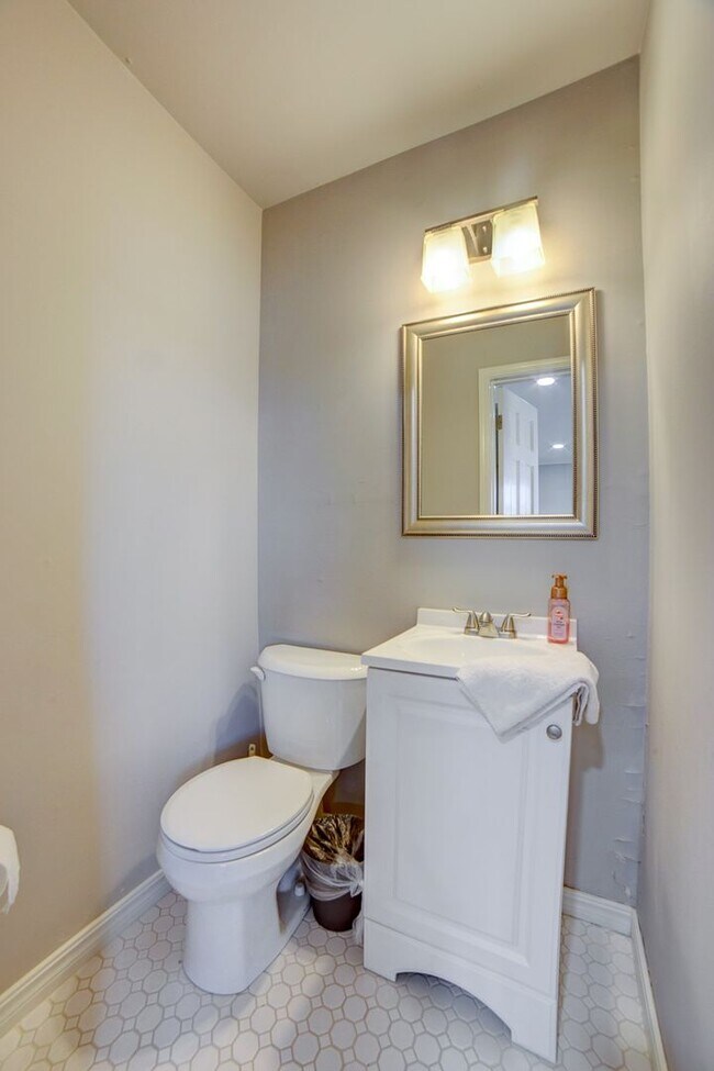 Building Photo - Available mid-August! Amazing mid-town gem...