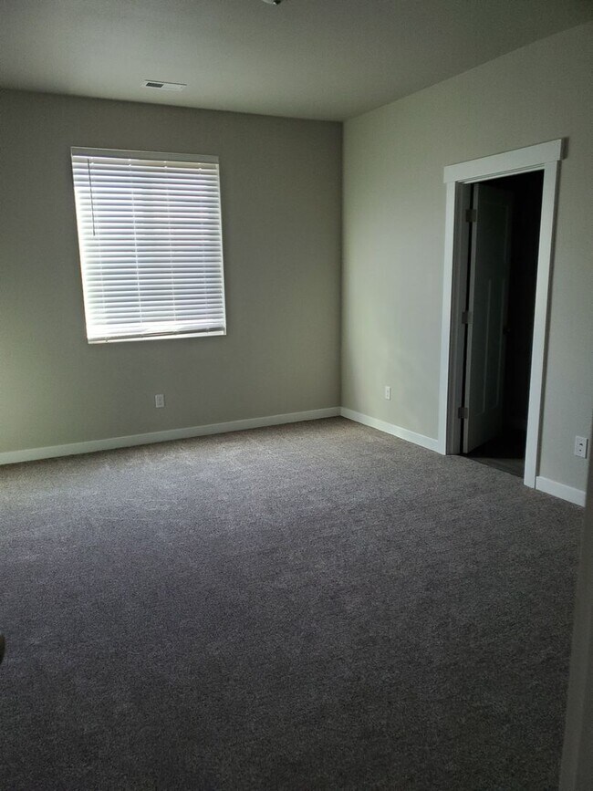 Building Photo - All Appliances, Garage & Fenced Yard