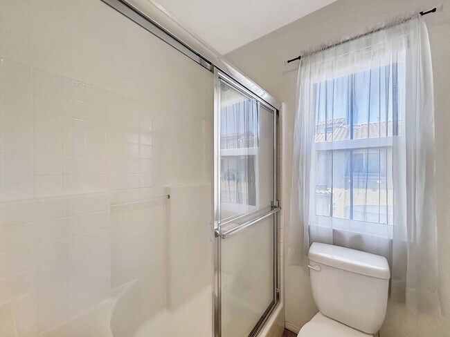 Building Photo - Spacious 2B/2.5BA Tri-Level Townhouse w/ 2...