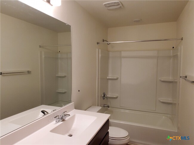 Building Photo - 4005 Woodside Dr
