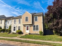 Building Photo - Spacious Town Home with Modern Amenities / 3 Beds & 2.5 Bath / Available Now!